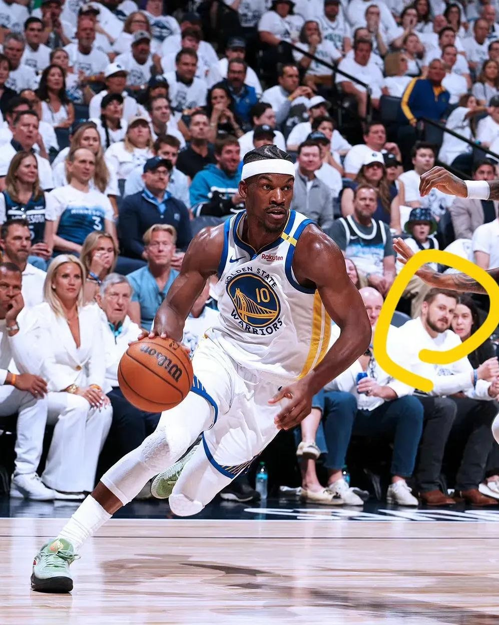 包含库里连续五场比赛得分超过比赛规则变更，澳大利亚队不断突破！观众掌声雷动的词条