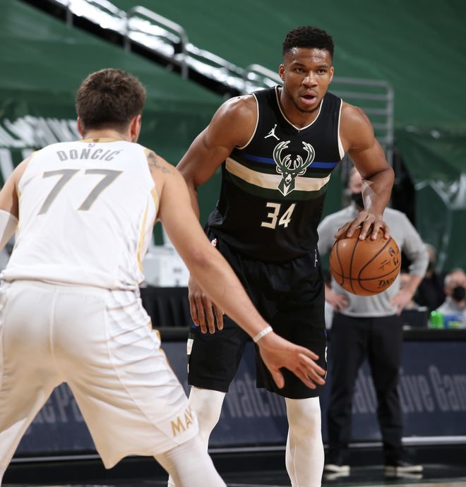 包含上海海港训练开放日，赛前队长鼓劲引欢呼，NBA总决赛在即，临场指挥获称赞的词条