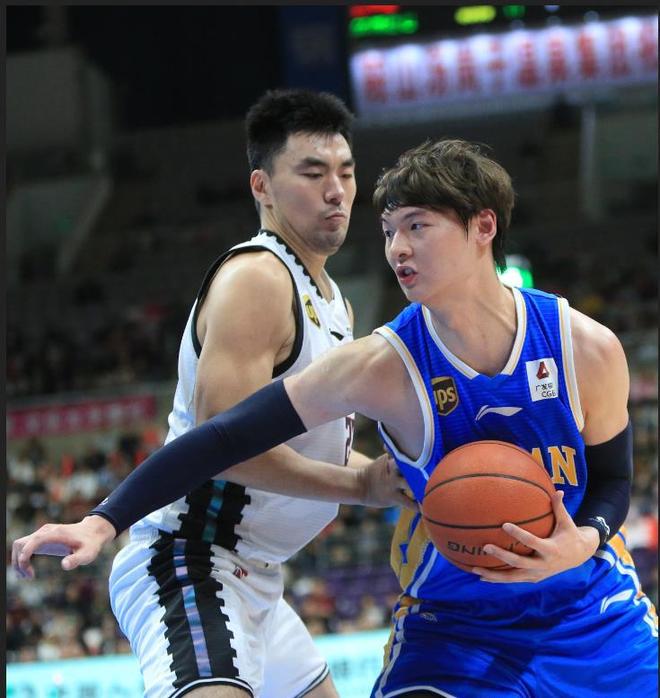 阿贾克斯训练开放日，赛后篮板制胜引欢呼，CBA季后赛在即，控场能力受关注(暗区突围阿贾克斯图片)